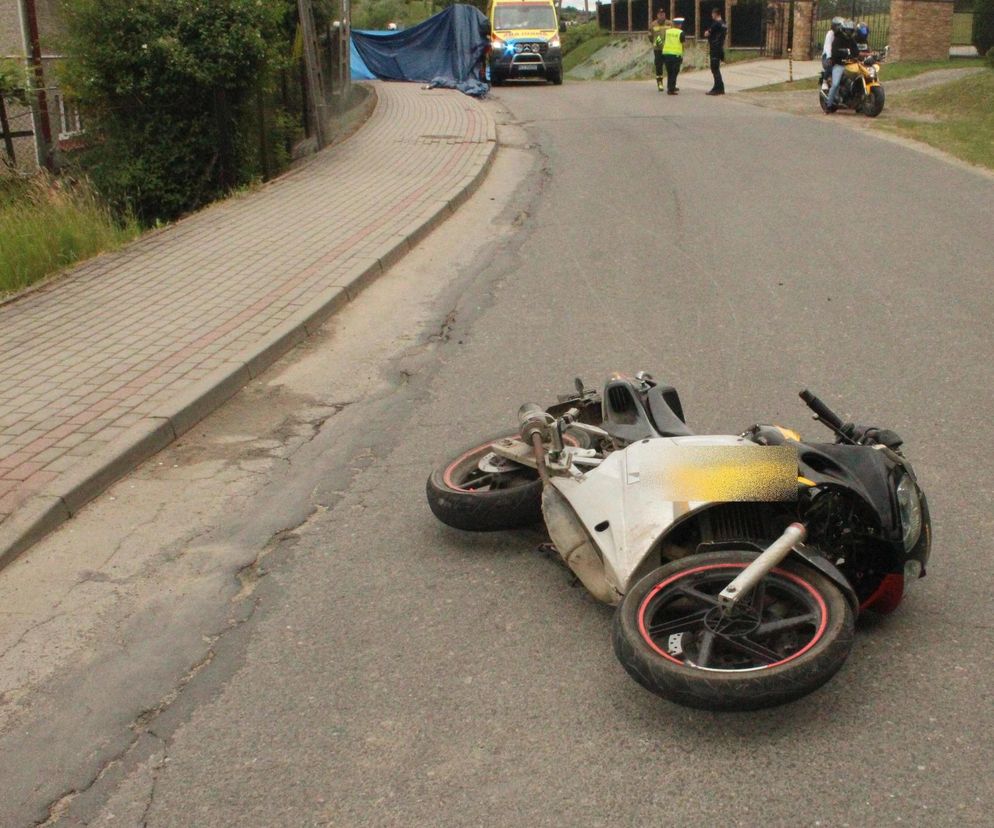 Czermna. Młody motocyklista wypadł z zakrętu i uderzył w krawężnik. 23-latek zginął na miejscu