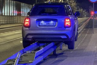 Kierowca zawisł na barierkach w Warszawie. Internauci nie mogą w to uwierzyć: Funkcja szynowozu