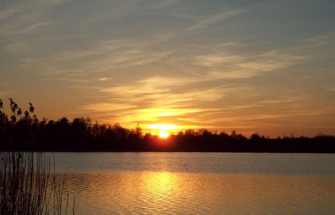 Jezioro Łukcze jest urokliwe także o zachodzie słońca