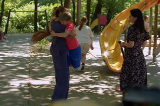 M jak miłość. Kama (Michalina Sosna), Iza (Adriana Kalska), Szymek (Staś Szczypiński)