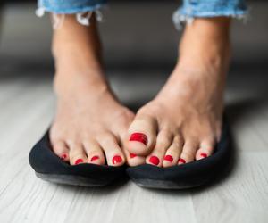 Śmierdzące stopy to problem nie tylko towarzyski. Mogą sygnalizować problemy ze zdrowiem