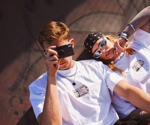 Moda na festiwalach gra pierwsze skrzypce. Marka Allegro sprawdziła, jakie stylizacje wybierają festiwalowicze [RAPORT] 