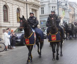 Wielka Szarża w centrum Łodzi. Oddziały konne przeszły przez Piotrkowską