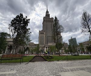 Absurd roku w Warszawie. Zrywają zieleń na nowym pl. Centralnym. Zamiast niej będzie beton