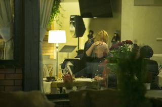 MASA CAŁUJE SIĘ NA KOLACJI.