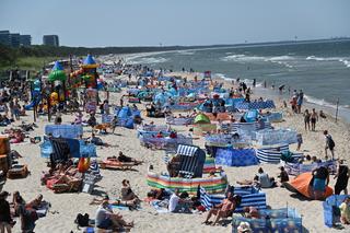 Parawany dominują na plaży w Międzyzdrojach