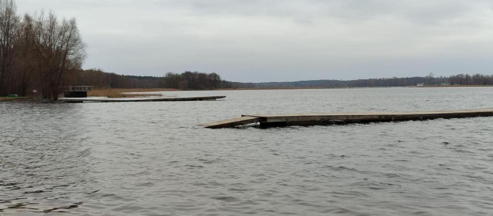 Plaża w Nowym Dębcu zalana