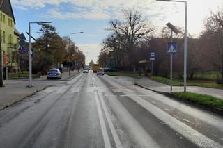 Rowerzystka przeprowadzała rower przez pasy. Potrącił ją samochód