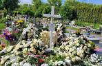 Grób 11-letniego Sebastiana zasypany białymi kwiatami. Mieszkańcy pamiętają o chłopcu