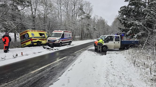 Zderzenie karetki pogotowia z samochodem dostawczym pod Warszawą. Ambulans zjechał na przeciwległy pas