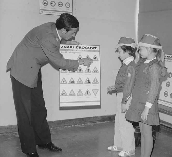 Gra w klasy, mundurki i wielkie uroczystości! Tak wyglądała szkoła 40 lat temu [ARCHIWALNE ZDJĘCIA]