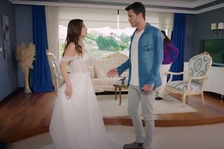 Zeynep przymierzy suknię ślubną, a Ege oszaleje na jej widok.