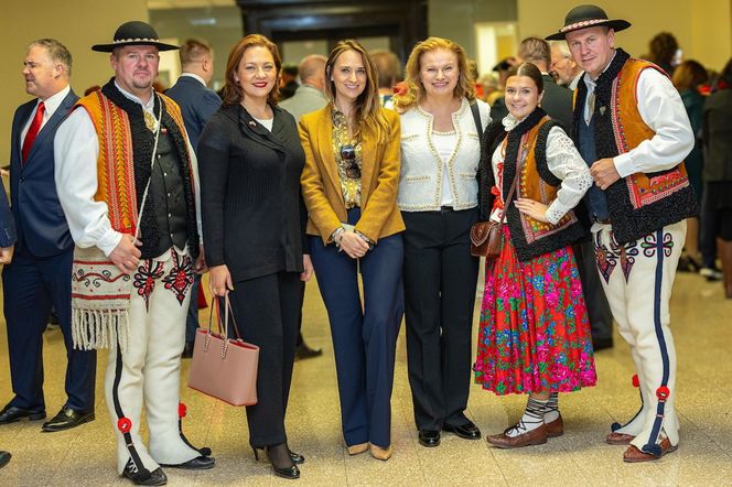 Burmistrz Chicago świętował z Polonią w ratuszu. Dostał od górali oscypka