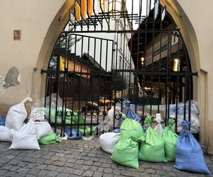 Wrocław szykuje się na powódź. W centrum wszędzie leżą worki z piaskiem