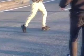 Pobudzony mężczyzna biegał po drodze DK 86 w Będzinie