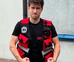 Tomek Jaworski (Piotr Nerlewski) na planie serialu Szpital św. Anny