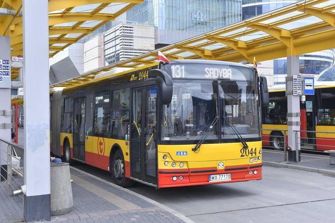 Flagi na autobusach i tramwajach. Dlaczego?