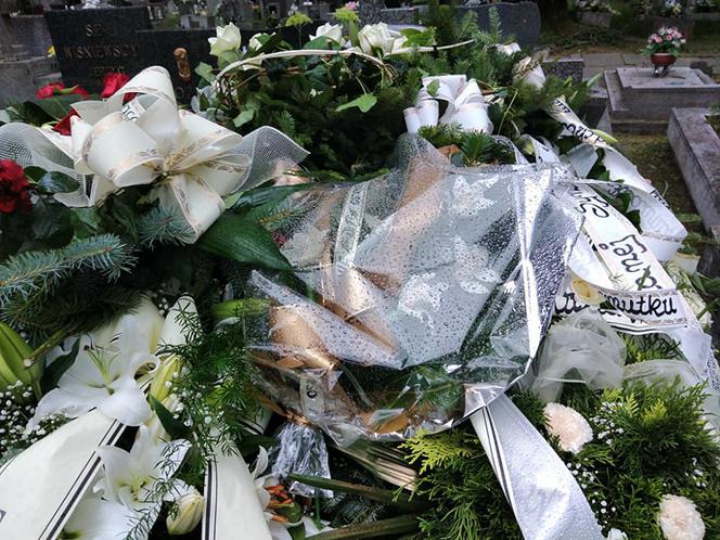 Tragedia w Salisbury. Zamordowane kobiety pochowane w Tarnowie. Grobu nie widać spod kwiatów