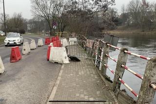 Przy bydgoskiej rzece osunął się chodnik i zablokował jezdnię. Nikt nie ruszył usterki. Ma to zrobić... Gdańsk 