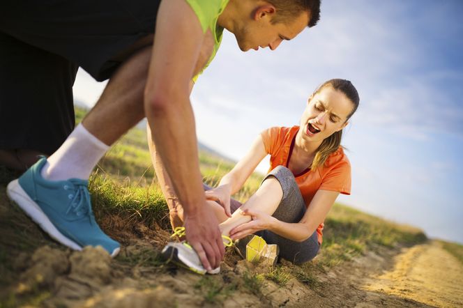 ZWICHNIĘCIE KOSTKI - objawy, pierwsza pomoc, rehabilitacja i leczenie