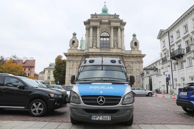 	Policja pod kościołami w Warszawie