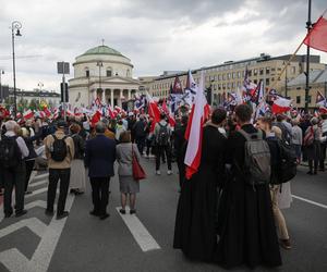 Tysiące ludzi wyszło na ulice Warszawy. Manifestujący wykrzykiwali hasła. Sprzeciwiają się atakom wymierzonym w małżeństwa