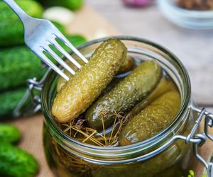 Masz nadciśnienie, więc nie możesz jeść ogórków kiszonych? Lekarze tłumaczą, o co chodzi