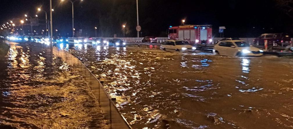 Burza w Warszawie. Wisłostrada zalana w obu kierunkach