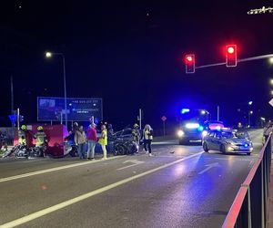 Śmiertelny wypadek w Nowym Dworze Mazowieckim. Osobówka zmiotła motocyklistę z jezdni