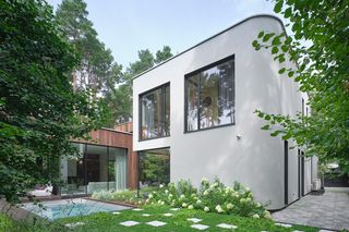 Elewacja: tynk czy okładzina? Porównanie kosztów i efektów – praktyczny przewodnik