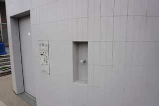 Toaleta publiczna za 484 tys. złotych na Skwerze Gwary Warszawskiej w stolicy