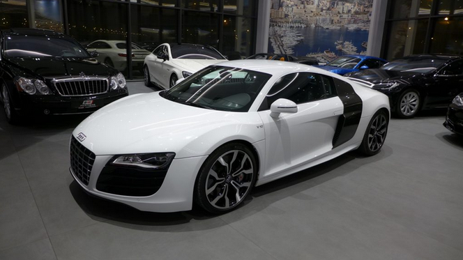 Fit Lovers kupili sobie nowy samochód z silnikiem V10. To sportowe coupe kosztuje krocie!