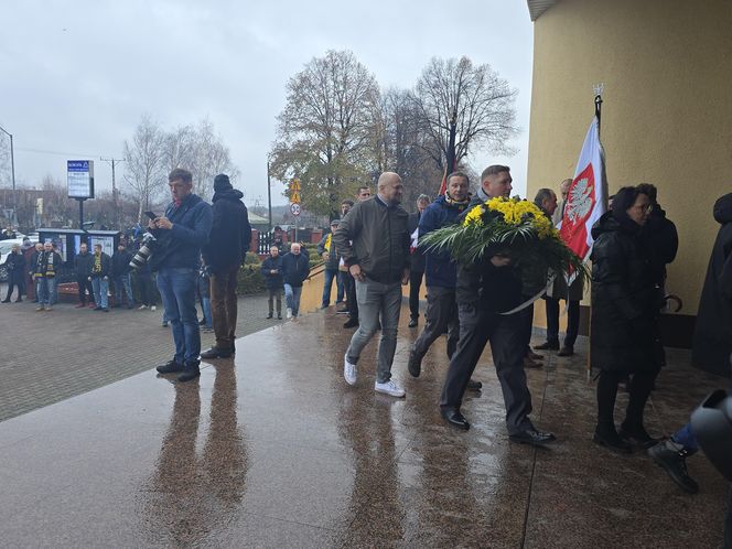 Pogrzeb Jana Furtoka w Katowicach. Tłumy kibiców i działaczy żegna legendę GKS Katowice