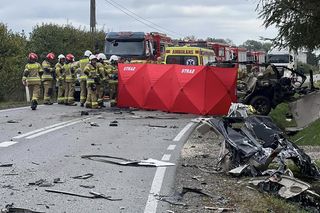 Tragedia na Mazowszu. Auto wjechało w tira. Nie żyją dwie osoby, jedna walczy o życie