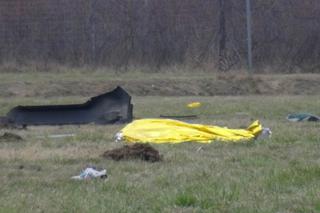 Koszmarny wypadek pod Brwinowem. Z koziołkującej hondy wypadli pasażerowie i kierowca. Jedna osoba zginęła na miejscu