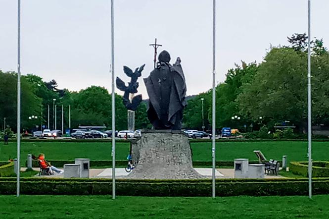 Pomnik papieża Jana Pawła II na Jasnych Błoniach w Szczecinie