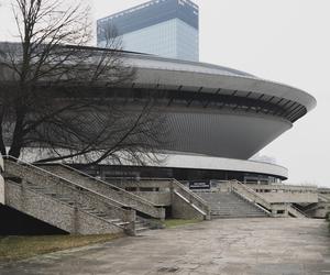 Kosmiczną konstrukcję testowało 4 tysiące skaczących żołnierzy. Kultowy Spodek w Katowicach to dziś ikona architektury PRL i wizytówka miasta