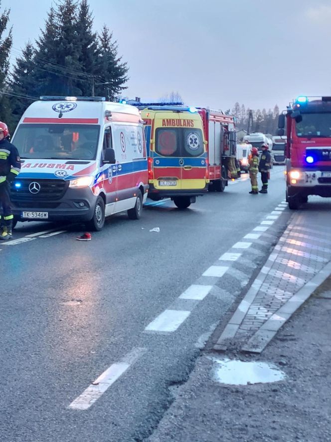 Śmiertelny wypadek na DK42 w Parszowie. Kierowca tira potrącił 14-latkę na przejściu [ZDJĘCIA].