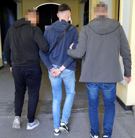 Zrobił z samochodu mobilny magazyn. Policjanci znaleźli łącznie 24 kg narkotyków