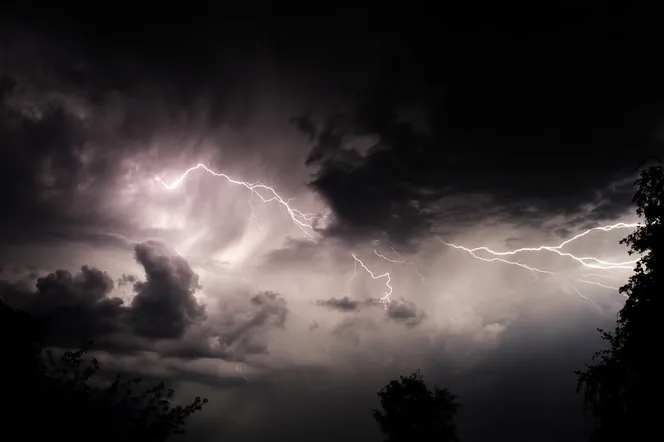 Burze i intensywne opady kontra letnie temperatury! Szalona pogoda na początek tygodnia