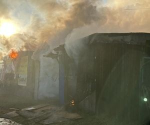 Pożar bazaru Różyckiego. Kłęby dymu nad historycznym targowiskiem