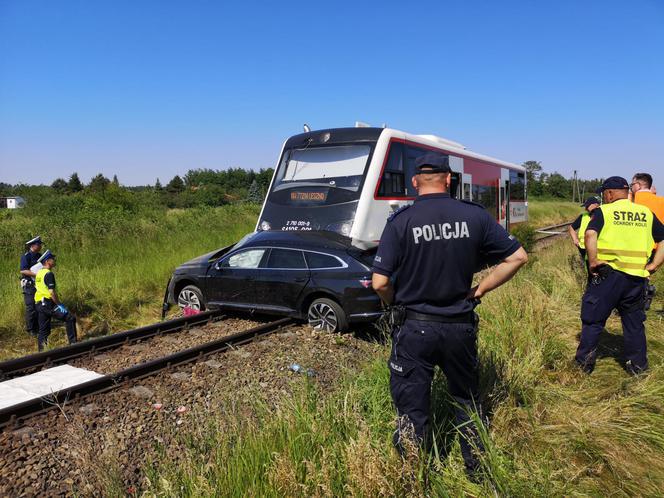 Tragednia pod Lesznem na przejeździe kolejowym. Nie żyje jedna osoba 