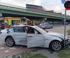 Wypadek w Al. Jerozolimskich. Kierowca z epilepsją wjechał w barierki