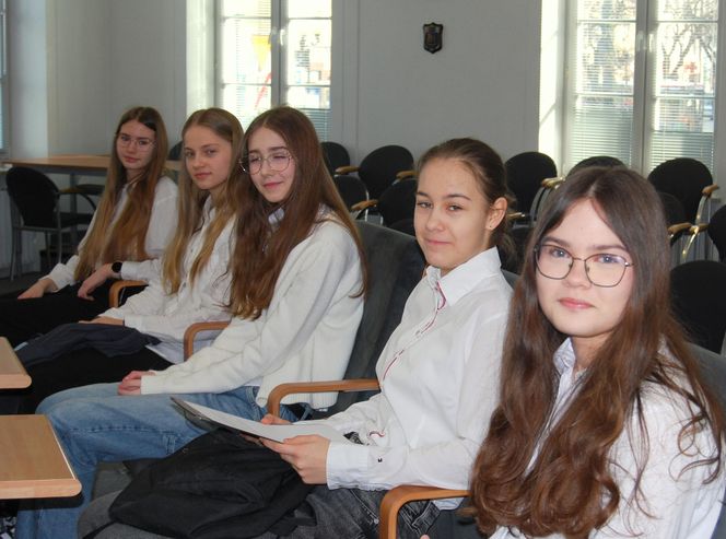 Młodzież rozmawiała podczas debaty o szczęściu w życiu współczesnego nastolatka