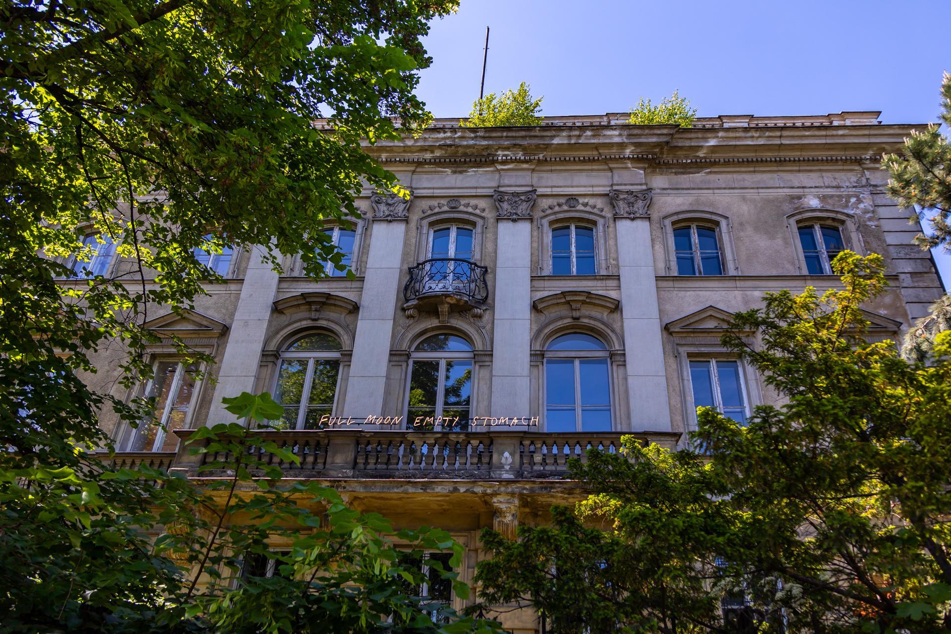 NADA Villa czyli Willa Gawrońskich w Warszawie - zdjęcia wnętrz zabytkowego pałacu i byłej ambasady