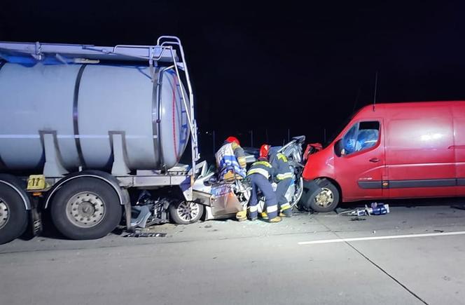 Policyjny radiowóz wbił się w cysternę. Wcześniej uderzył w niego bus