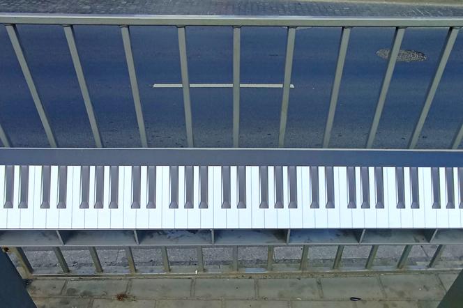 Muzyczne klimaty na przystanku tramwajowym w centrum Szczecina. Skąd wzięło się to nietypowe "pianino"? 