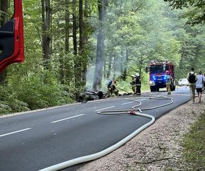 Dachował ,jego auto stanęło w ogniu. Nikt nie zdołał mu już pomóc