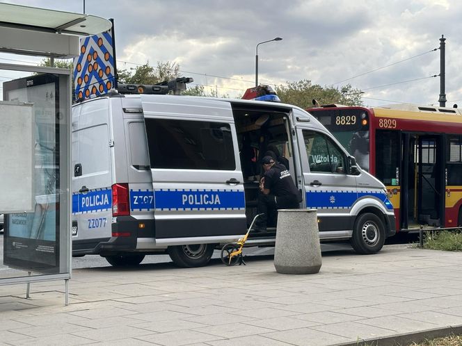  4-latka ciągnięta przez autobus miejski. 