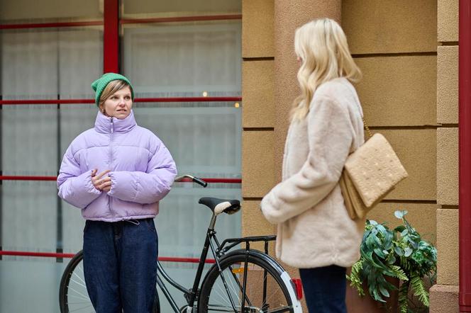 Na Wspólnej, odc. 3778: Monika (Sylwia Gliwa), Martyna (Anna Kózka) 